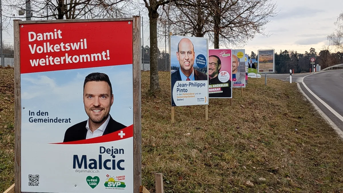 Wahlplakate an einer Strasse.